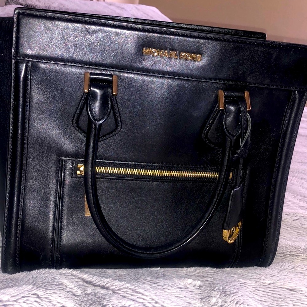 Michael Kors leather purse with plenty of pockets for usage